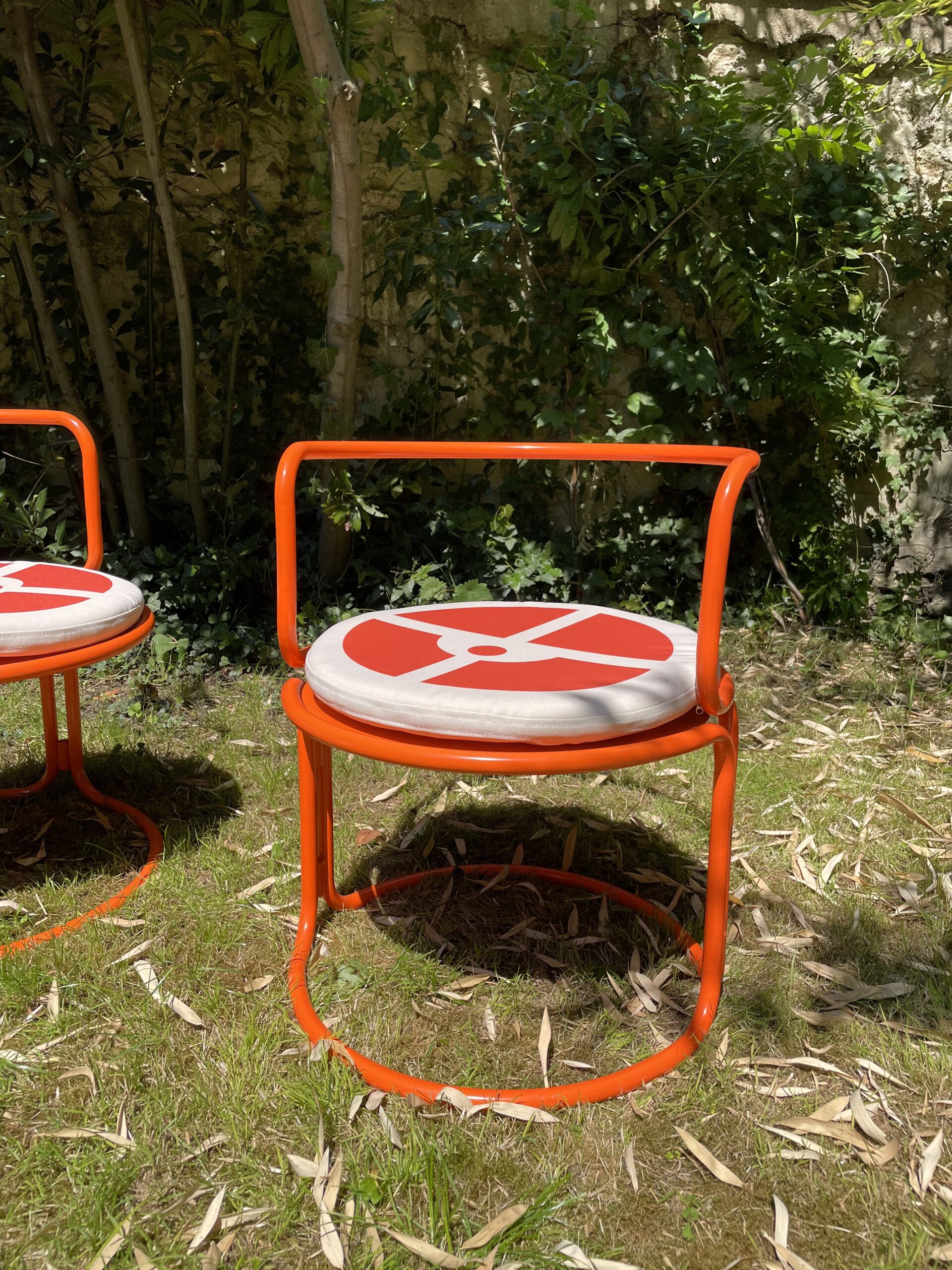 Gae Aulenti — Paire de fauteuils de jardin en acier laqué orange pour Prisunic
