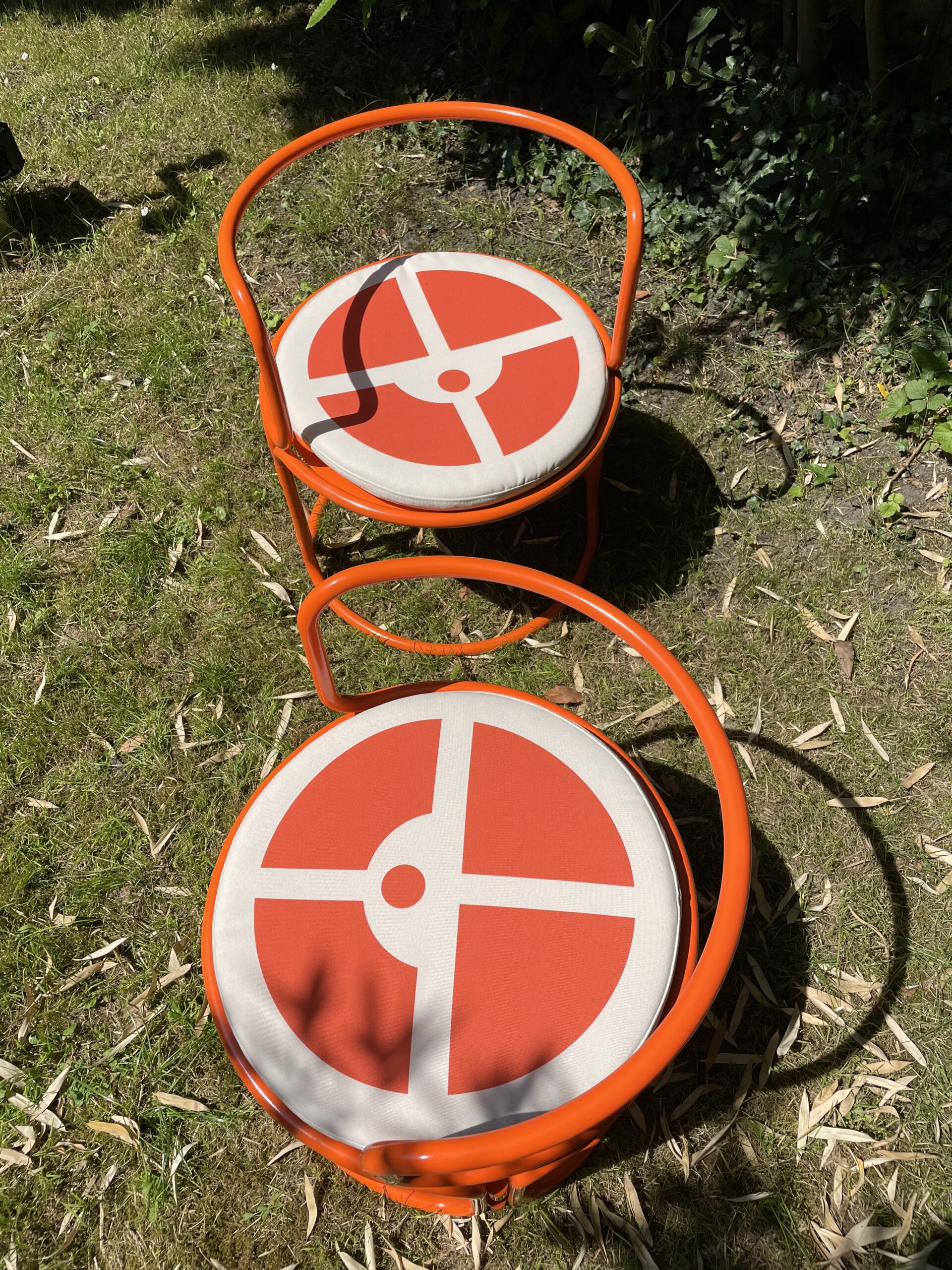 Gae Aulenti — Paire de fauteuils de jardin en acier laqué orange pour Prisunic