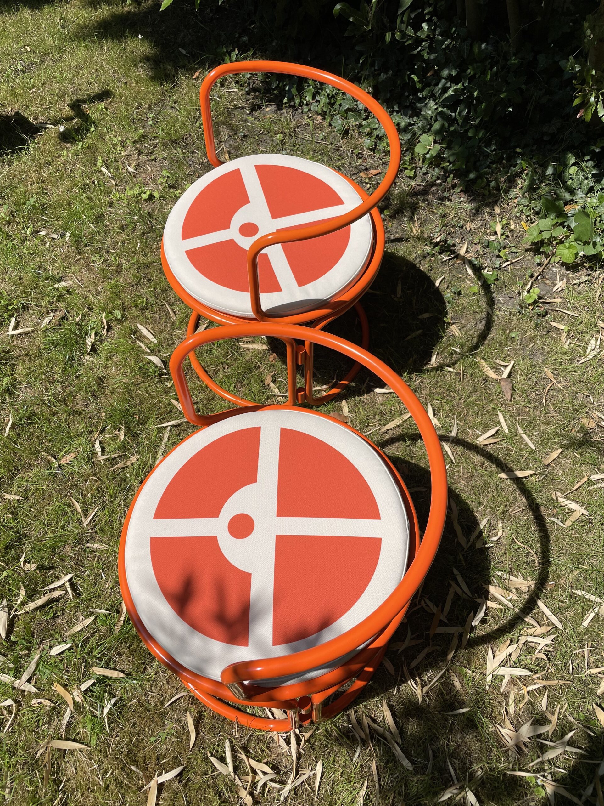 Gae Aulenti — Paire de fauteuils de jardin en acier laqué orange pour Prisunic