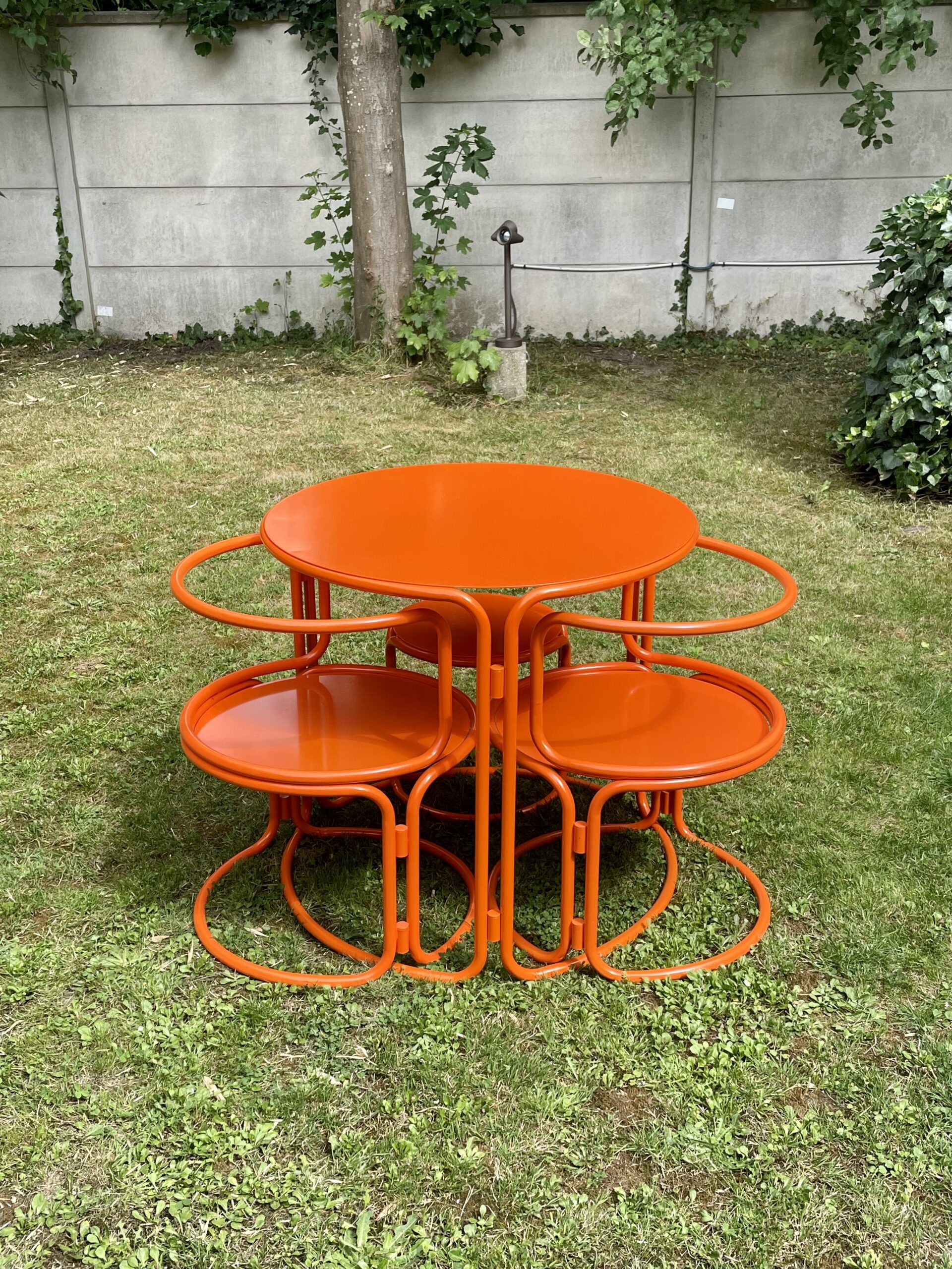 Gae Aulenti — Paire de fauteuils de jardin en acier laqué orange pour Prisunic
