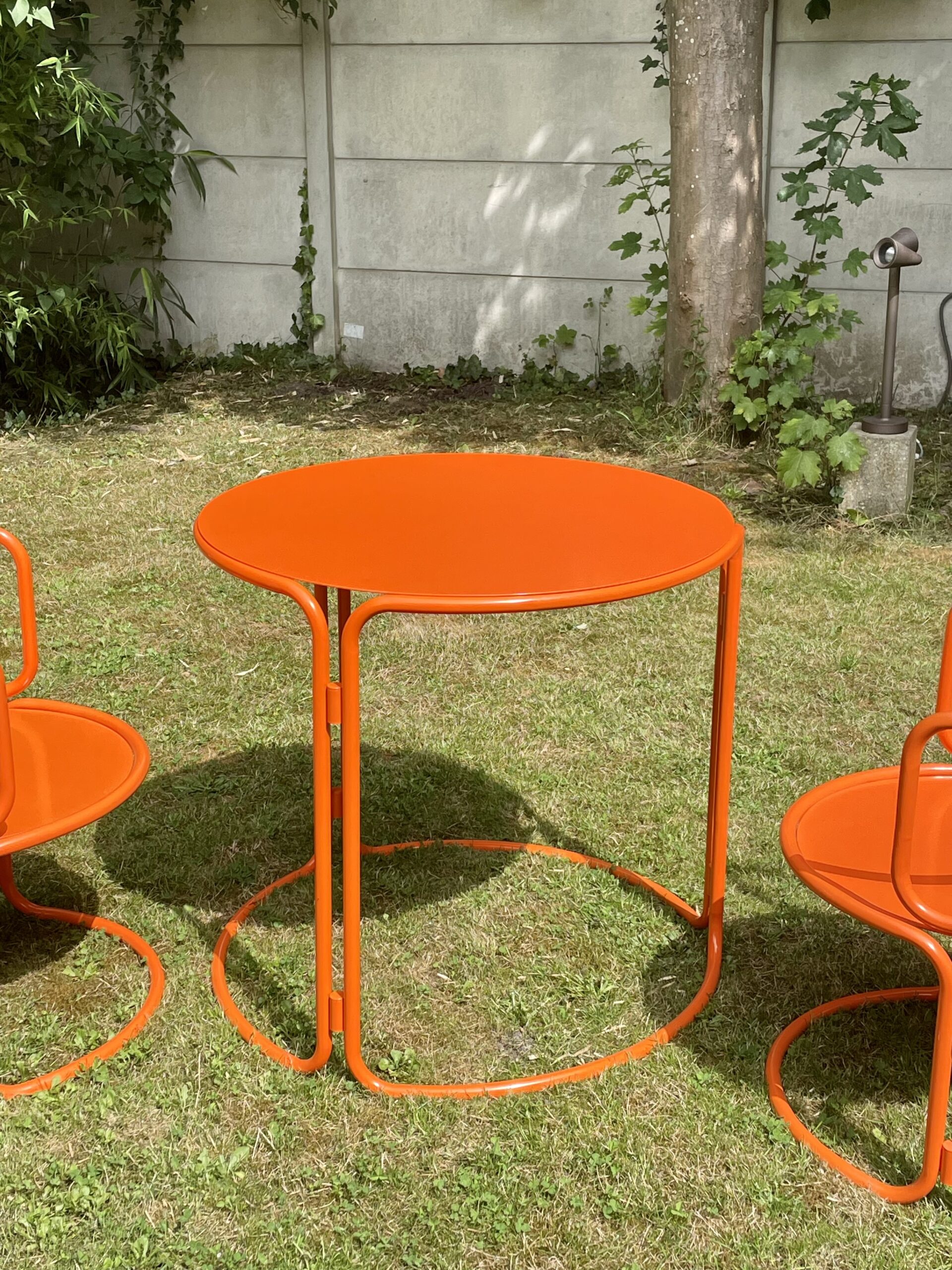 Gae Aulenti — Table de jardin en acier laqué orange pour Prisunic