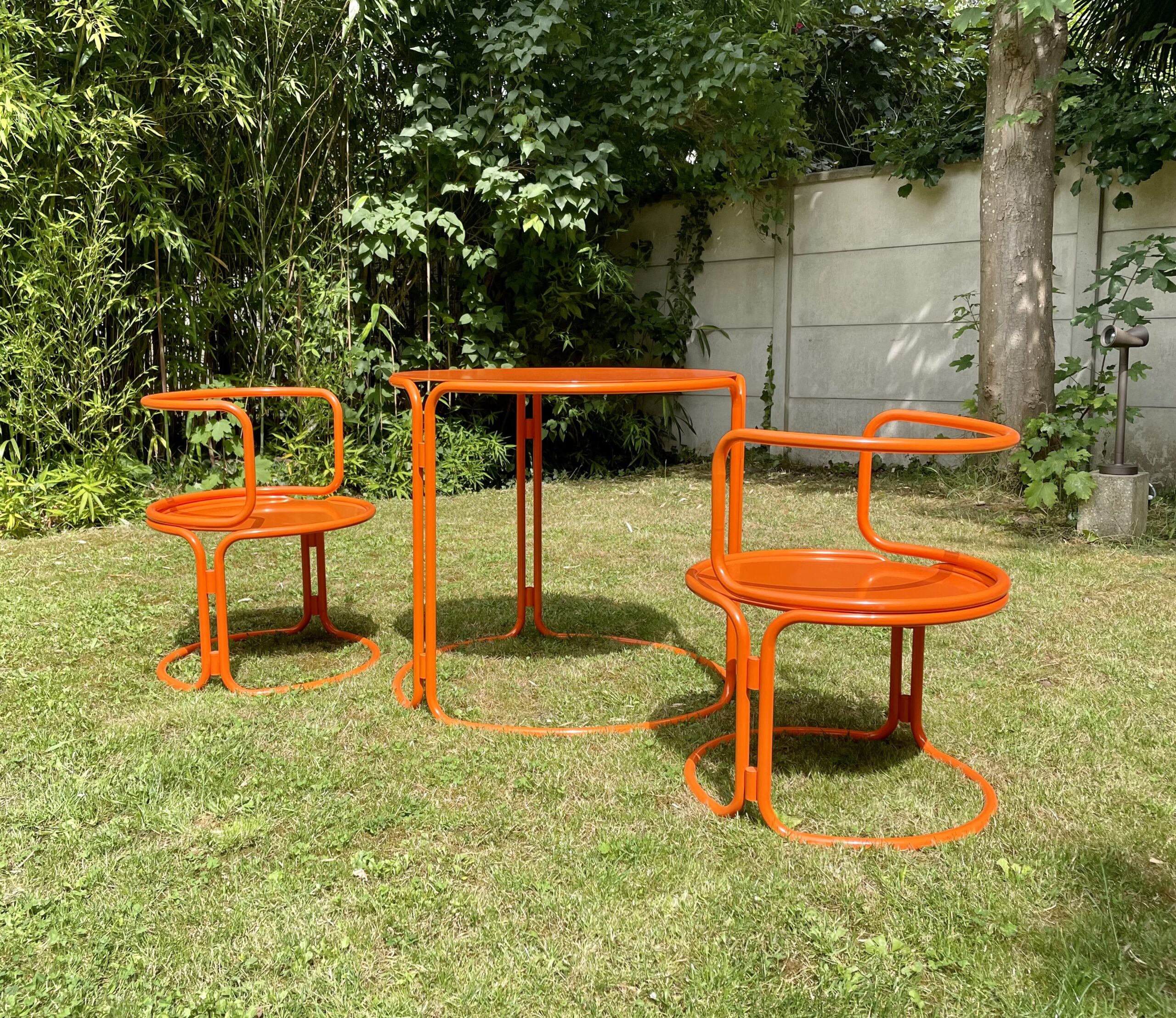Gae Aulenti — Table de jardin en acier laqué orange pour Prisunic
