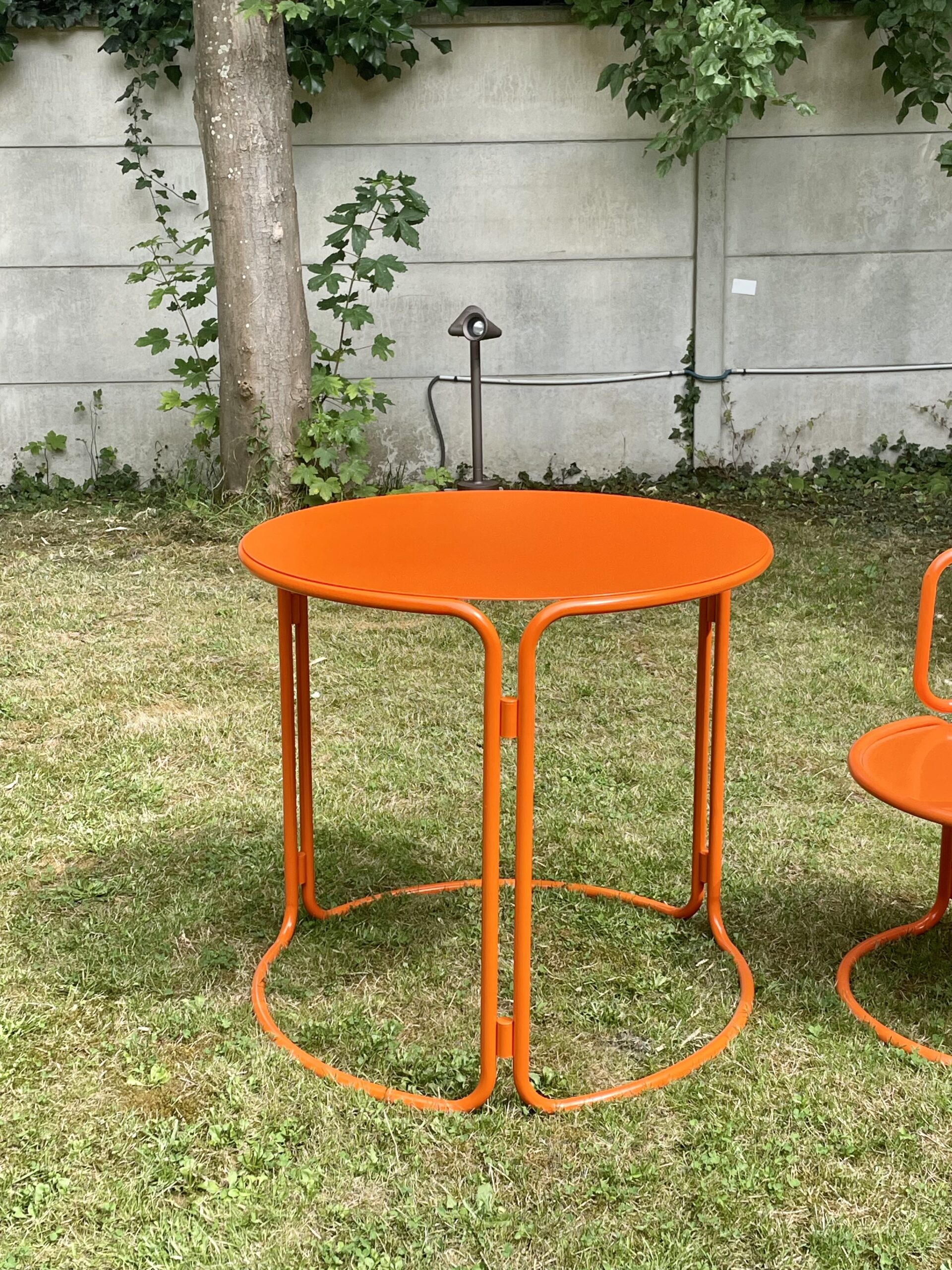 Gae Aulenti — Table de jardin en acier laqué orange pour Prisunic