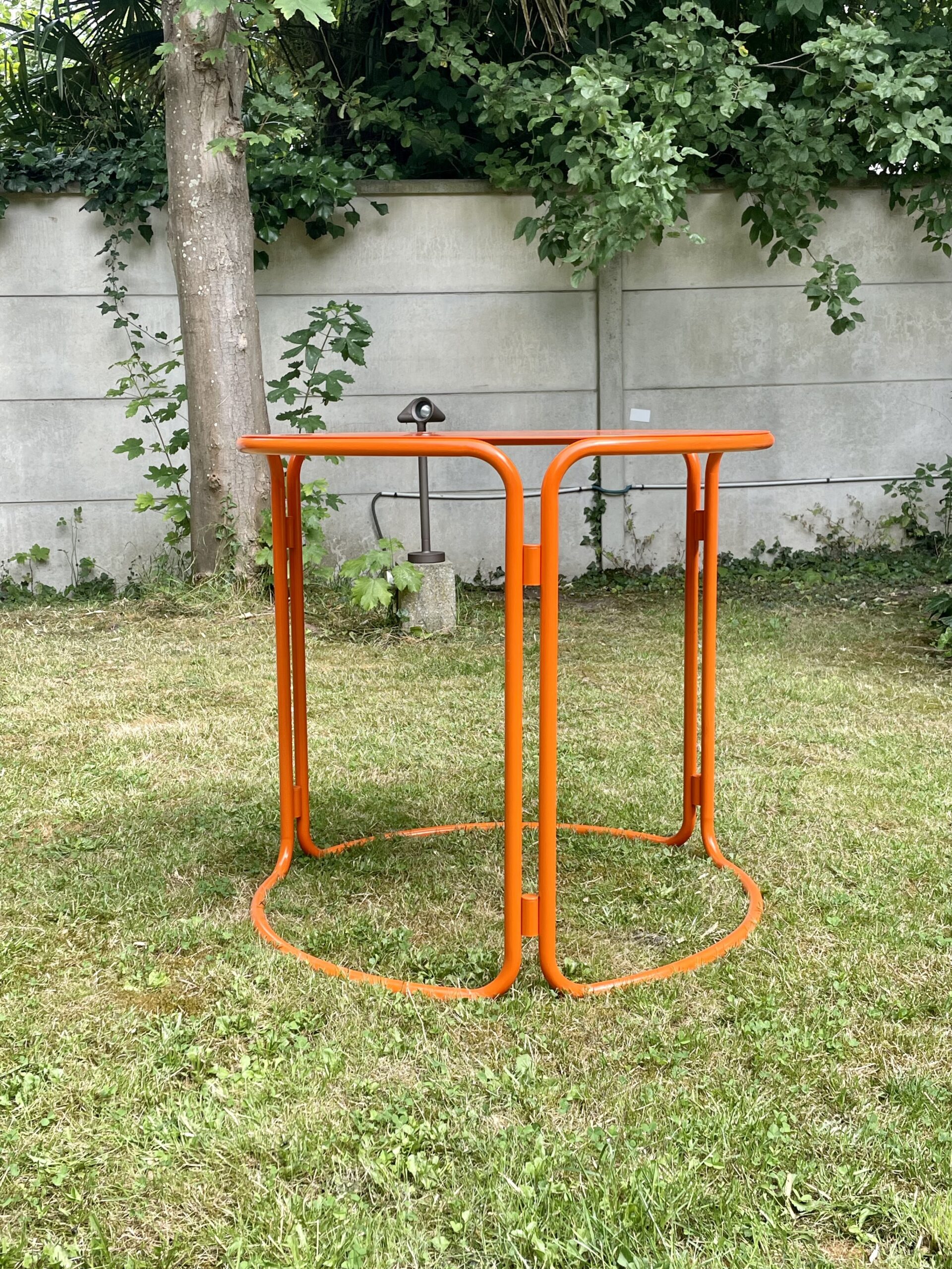 Gae Aulenti — Table de jardin en acier laqué orange pour Prisunic