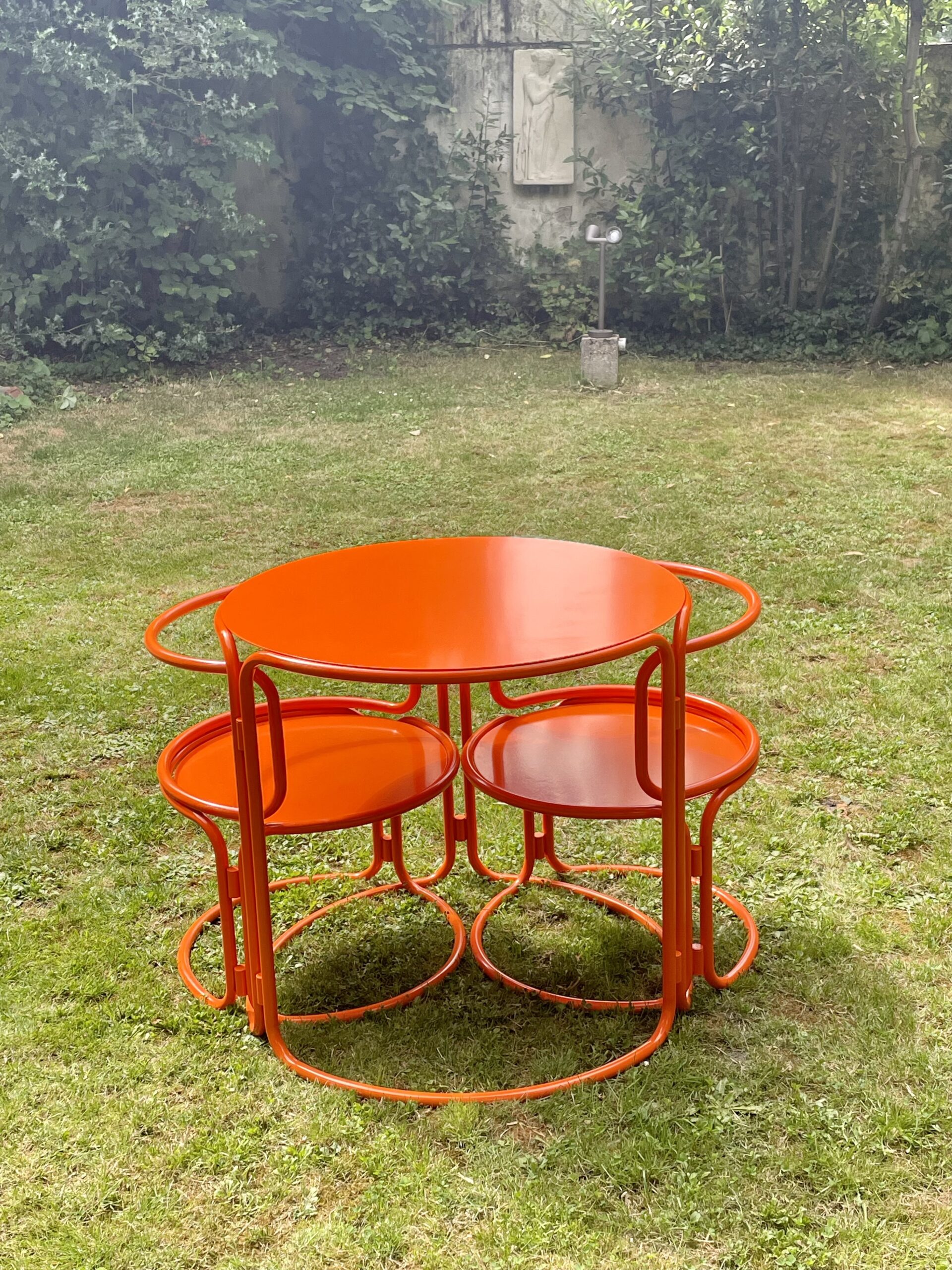 Gae Aulenti — Table de jardin en acier laqué orange pour Prisunic