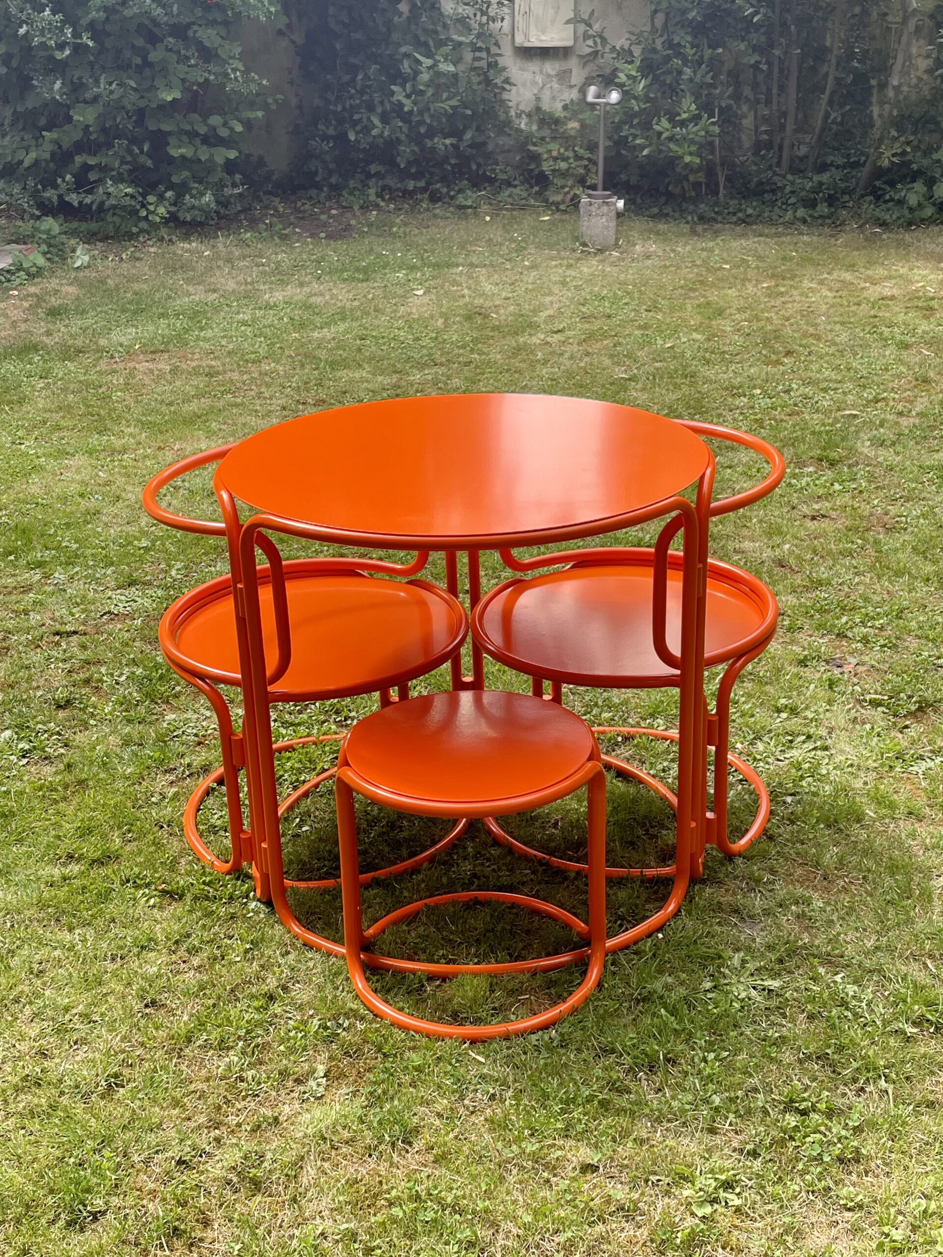 Gae Aulenti — Table de jardin en acier laqué orange pour Prisunic