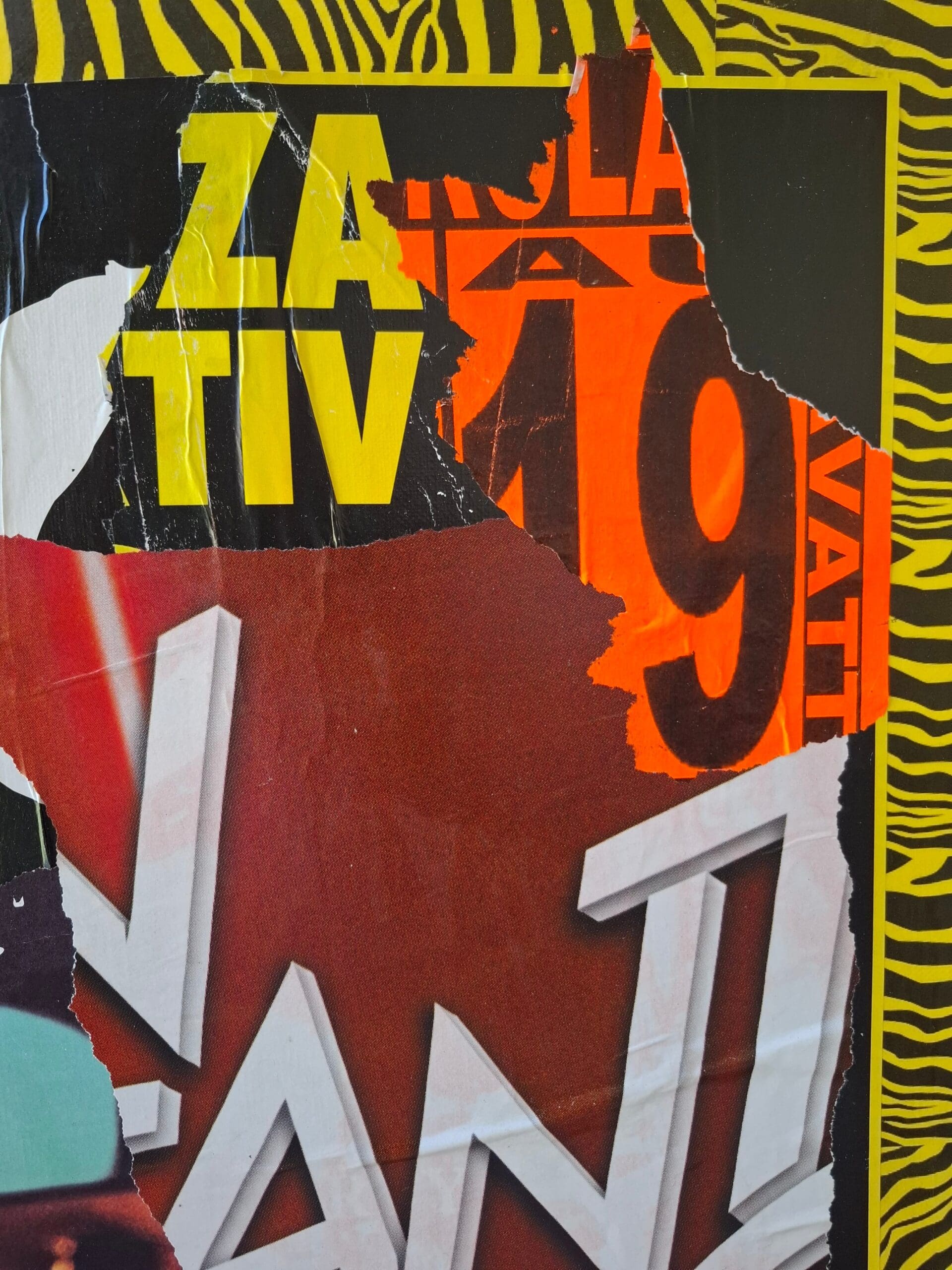 François Tihy alias Double B – Bogoss, collage d&rsquo;affiches lacérées sur toile de lin