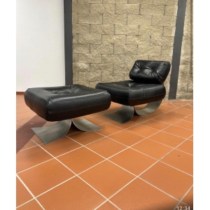 Oscar Niemeyer — Fauteuil Alta et ottoman en cuir noir