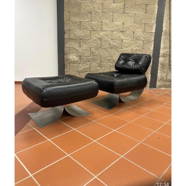 Oscar Niemeyer — Fauteuil Alta et ottoman en cuir noir Oscar Niemeyer — Fauteuil Alta et ottoman en cuir noir