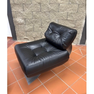 oscar niemeyer — fauteuil alta et ottoman en cuir noir