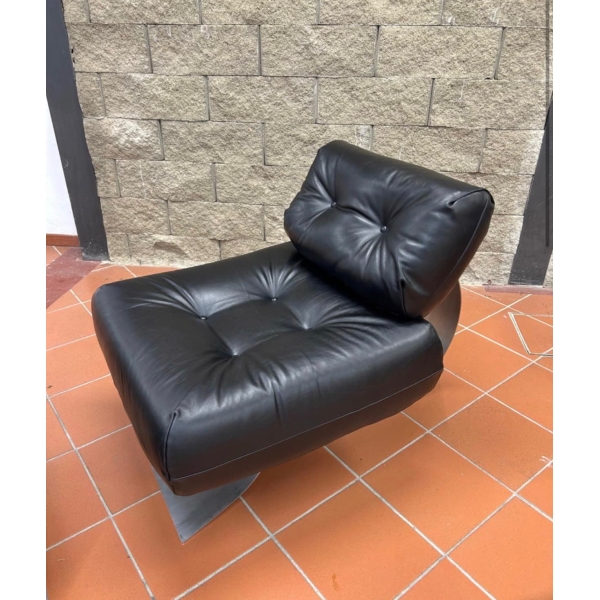 oscar niemeyer — fauteuil alta et ottoman en cuir noir
