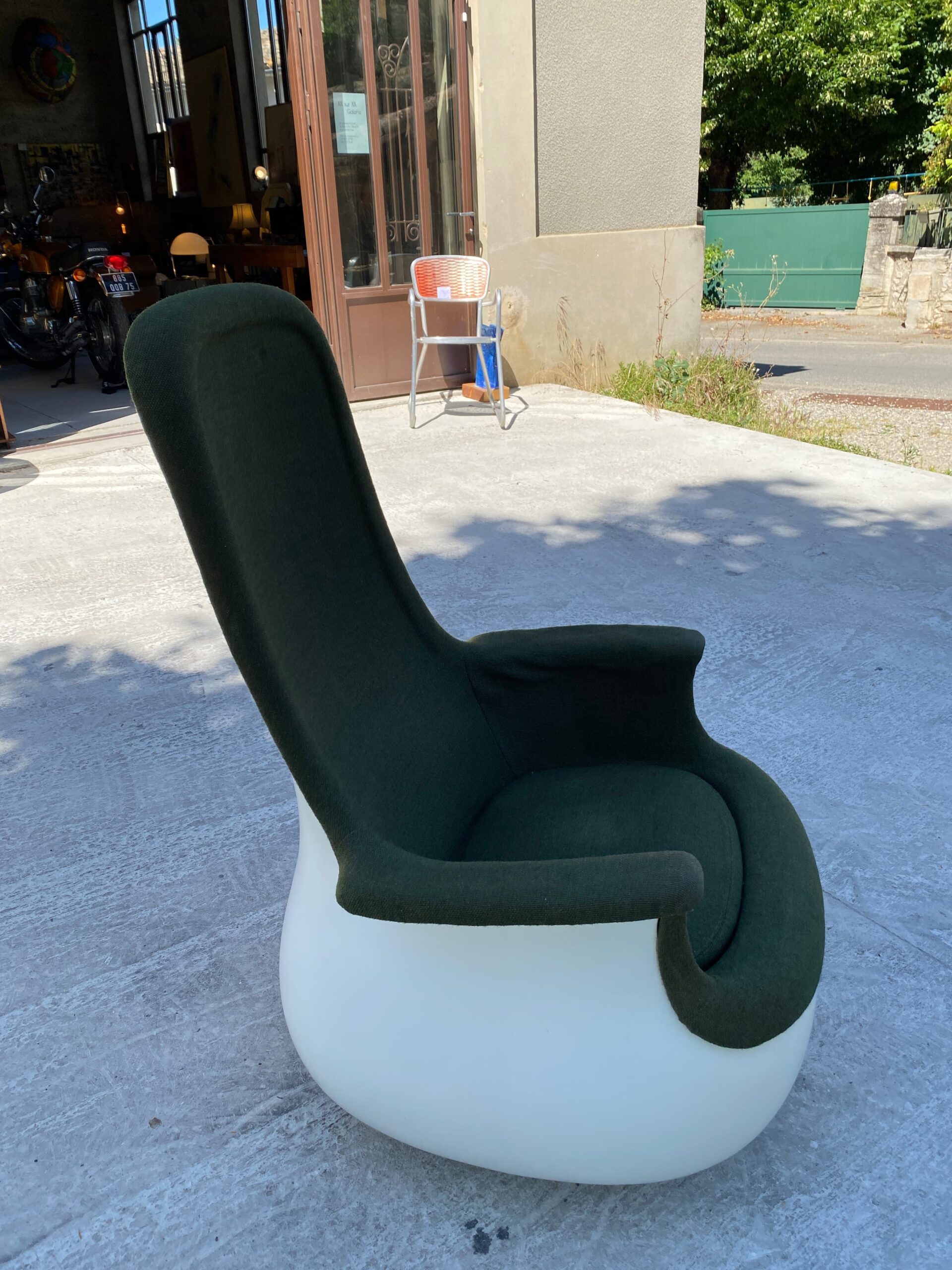 Marc Held — Fauteuil Culbuto haut dossier en fibre de verre et jersey vert