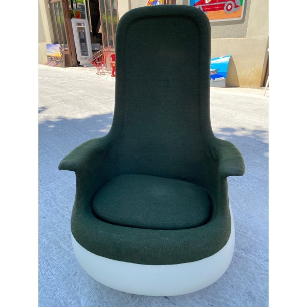 Marc Held — Fauteuil Culbuto haut dossier en fibre de verre et jersey vert Marc Held — Fauteuil Culbuto haut dossier en fibre de verre et jersey vert