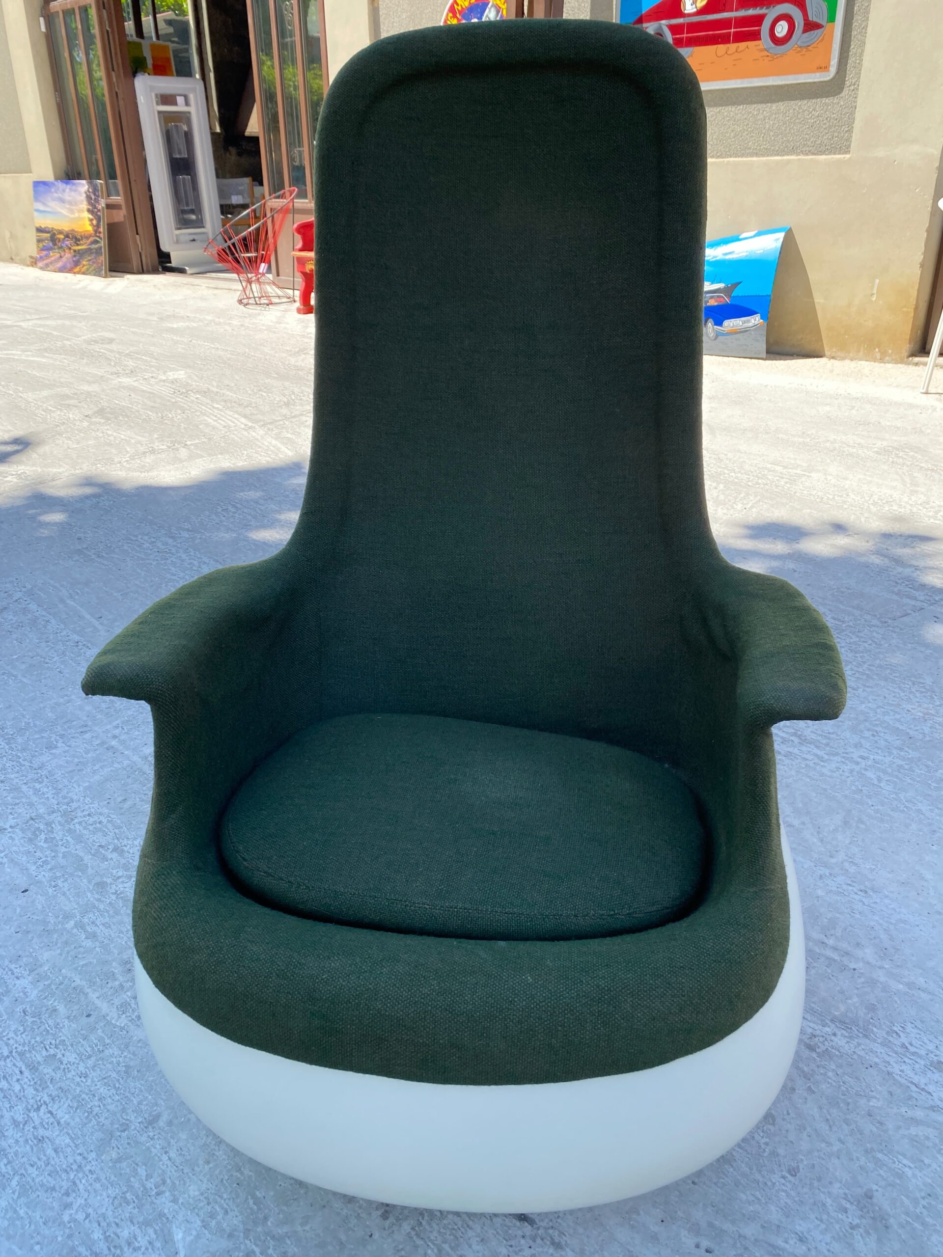 Marc Held — Fauteuil Culbuto haut dossier en fibre de verre et jersey vert