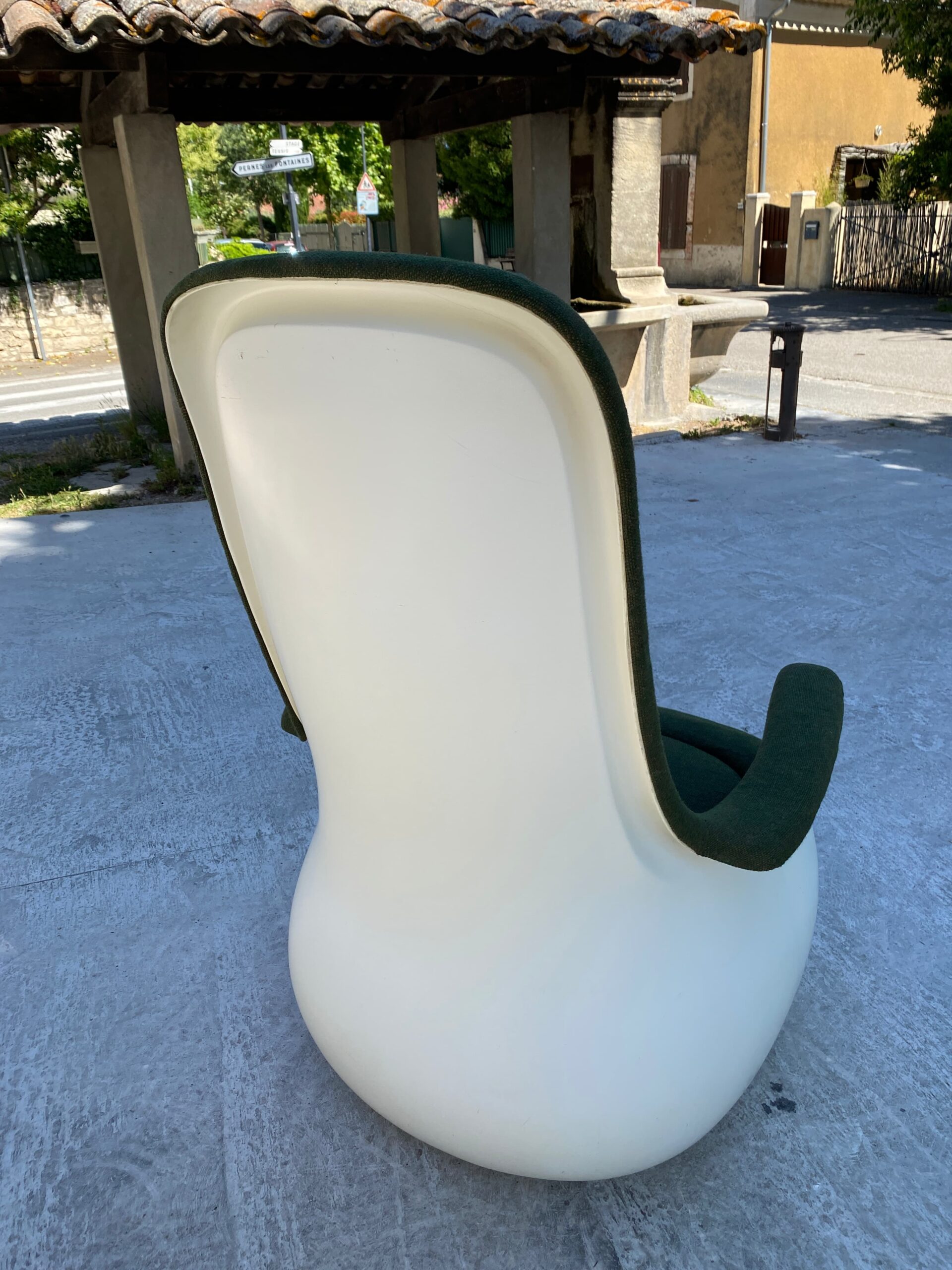 Marc Held — Fauteuil Culbuto haut dossier en fibre de verre et jersey vert