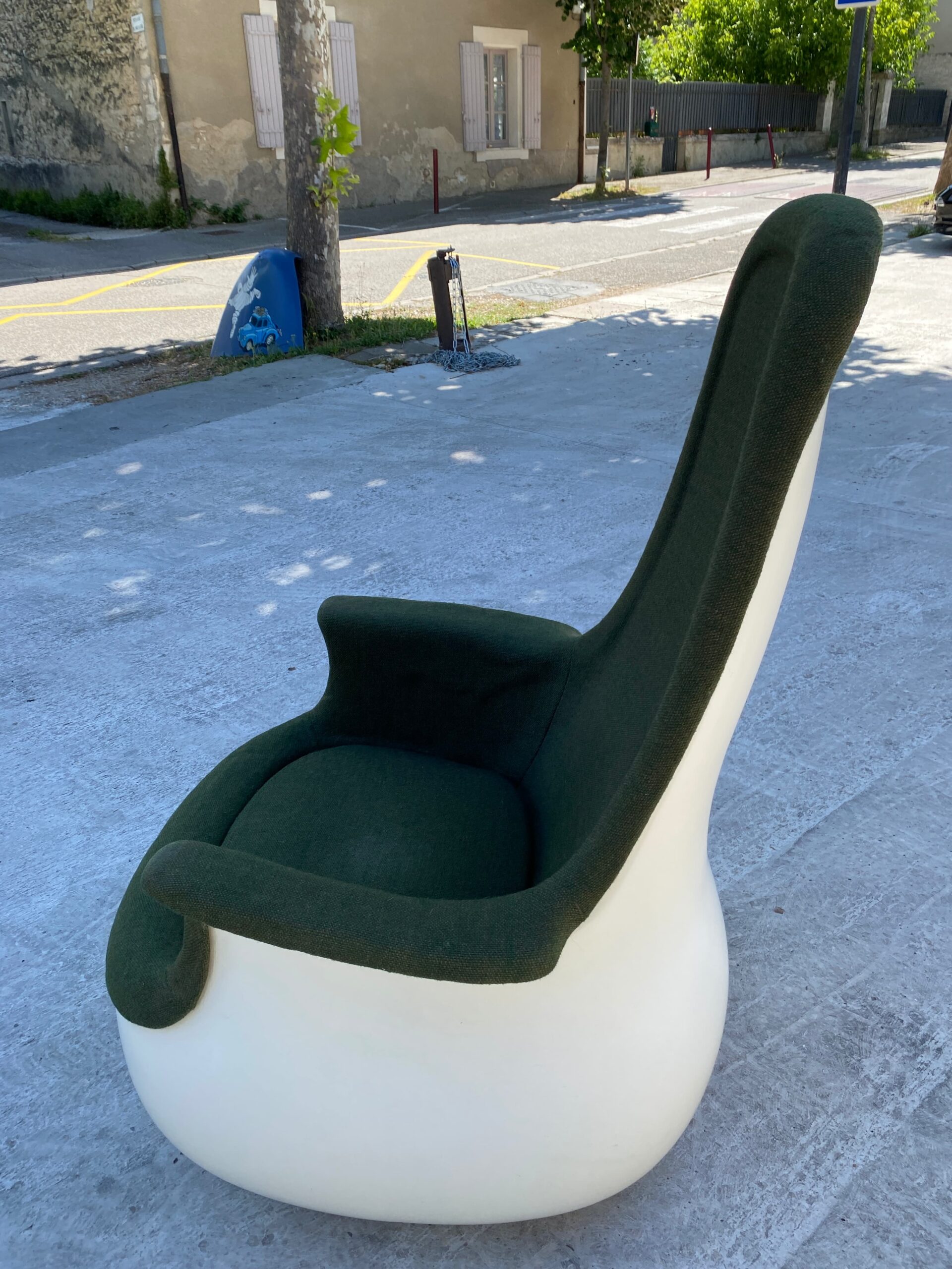 Marc Held — Fauteuil Culbuto haut dossier en fibre de verre et jersey vert
