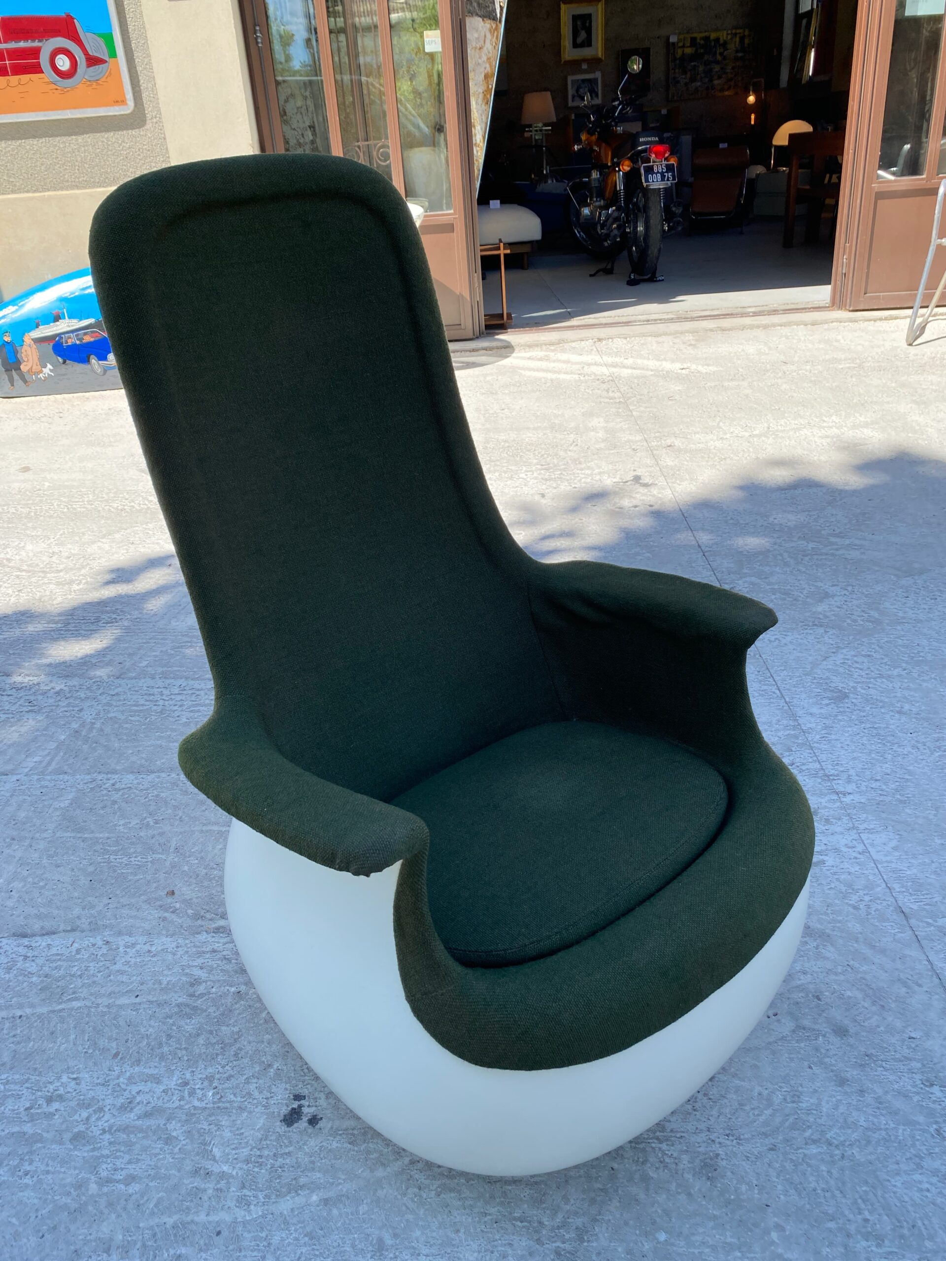 Marc Held — Fauteuil Culbuto haut dossier en fibre de verre et jersey vert