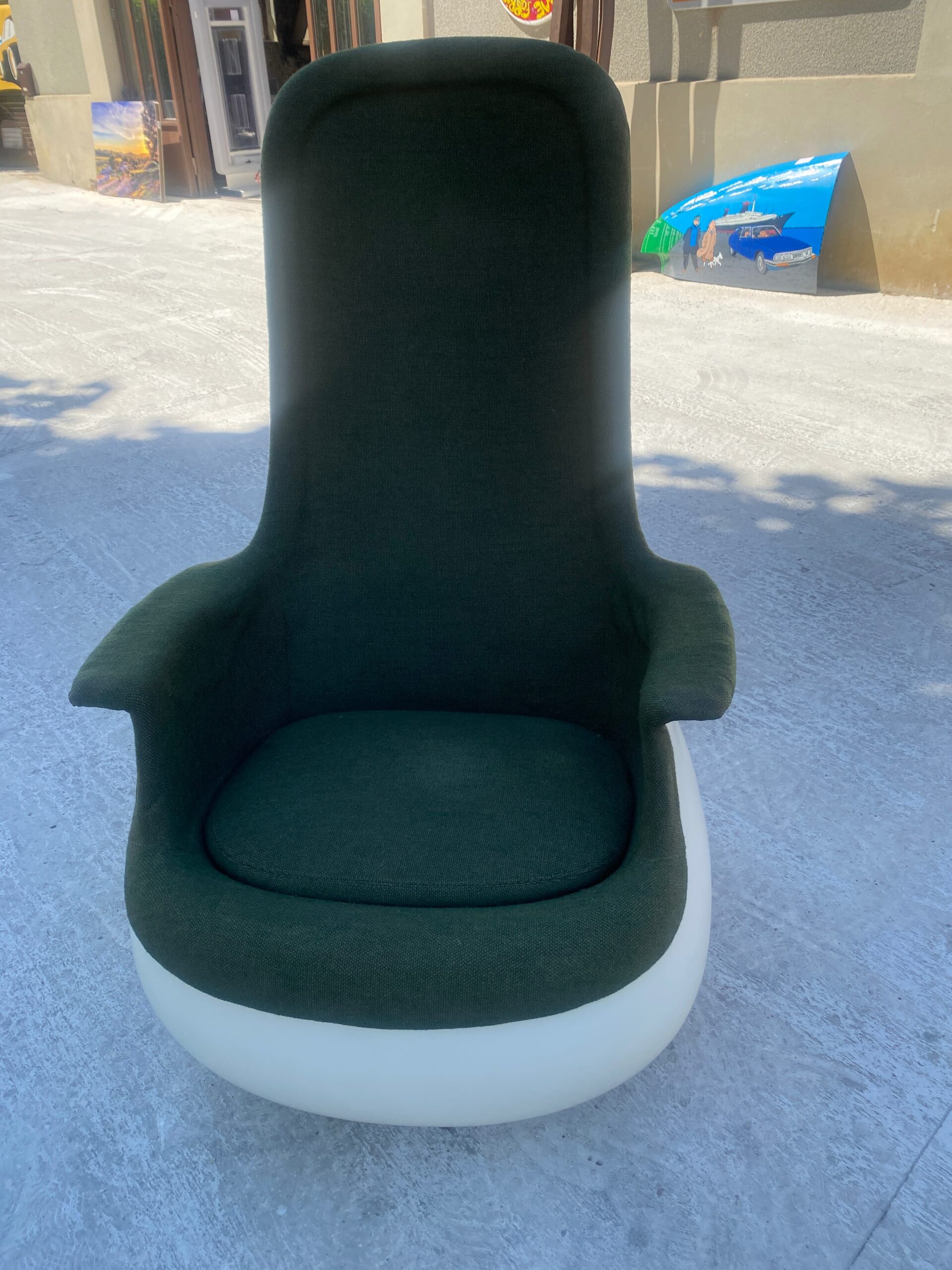 Marc Held — Fauteuil Culbuto haut dossier en fibre de verre et jersey vert