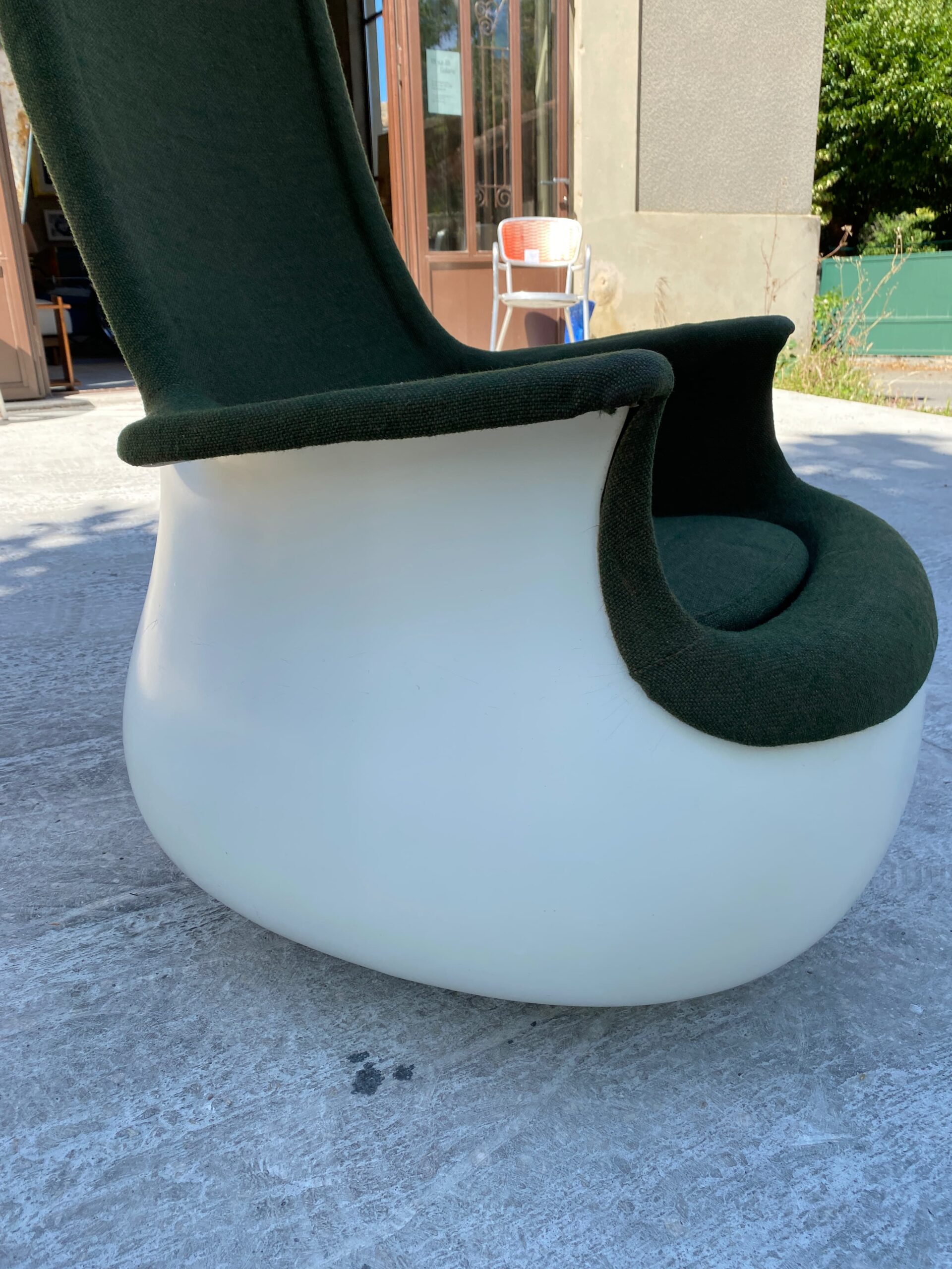 Marc Held — Fauteuil Culbuto haut dossier en fibre de verre et jersey vert