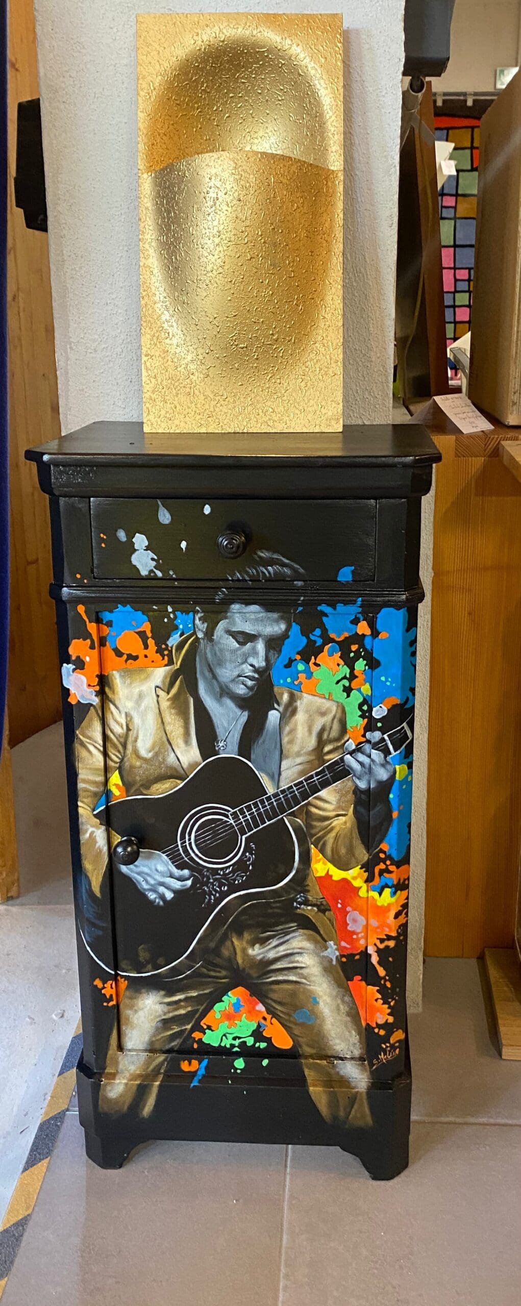 sandra melin — chevet en pin peint à la main, portrait d'elvis