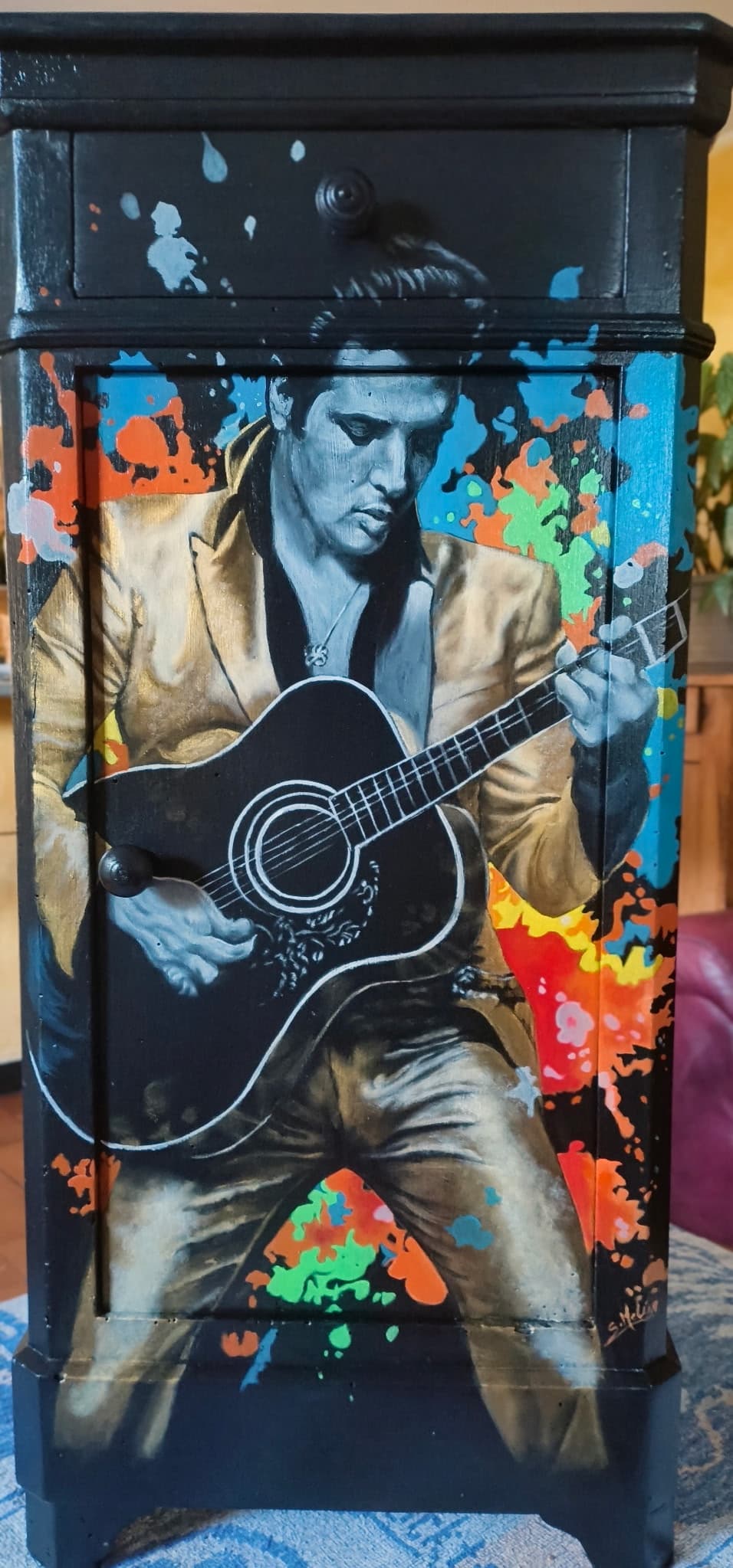 Sandra Melin — Chevet en pin peint à la main, portrait d&rsquo;Elvis