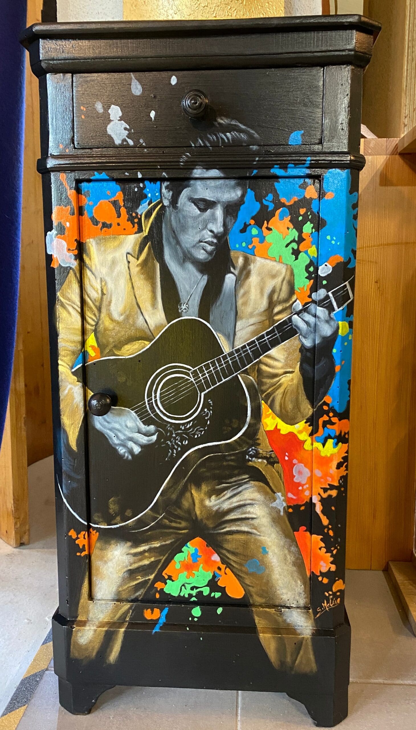 Sandra Melin — Chevet en pin peint à la main, portrait d&rsquo;Elvis