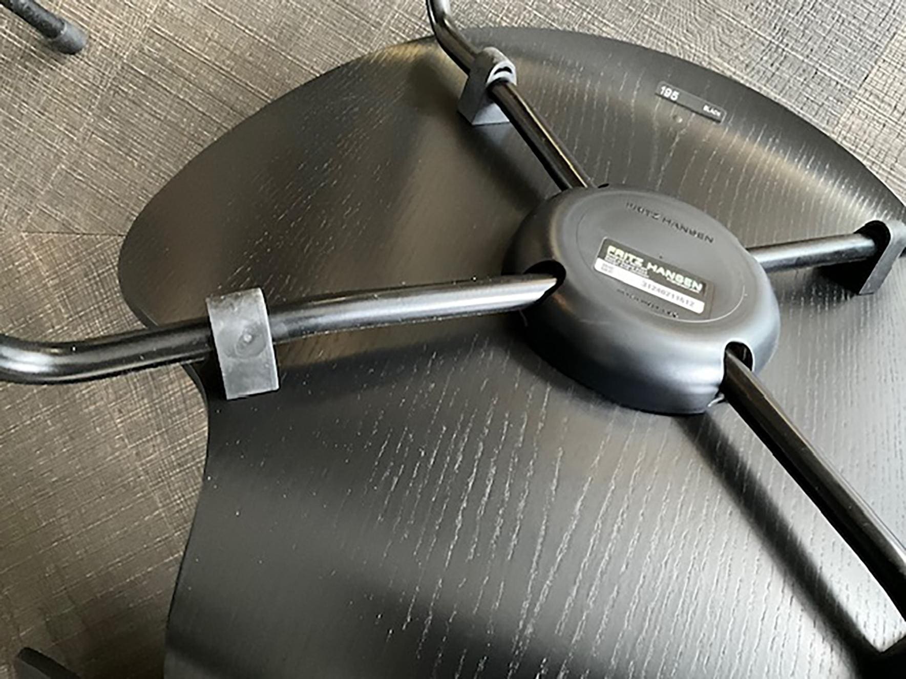 Arne Jacobsen, suite de 6 chaises Grand Prix frêne noir Fritz Hansen