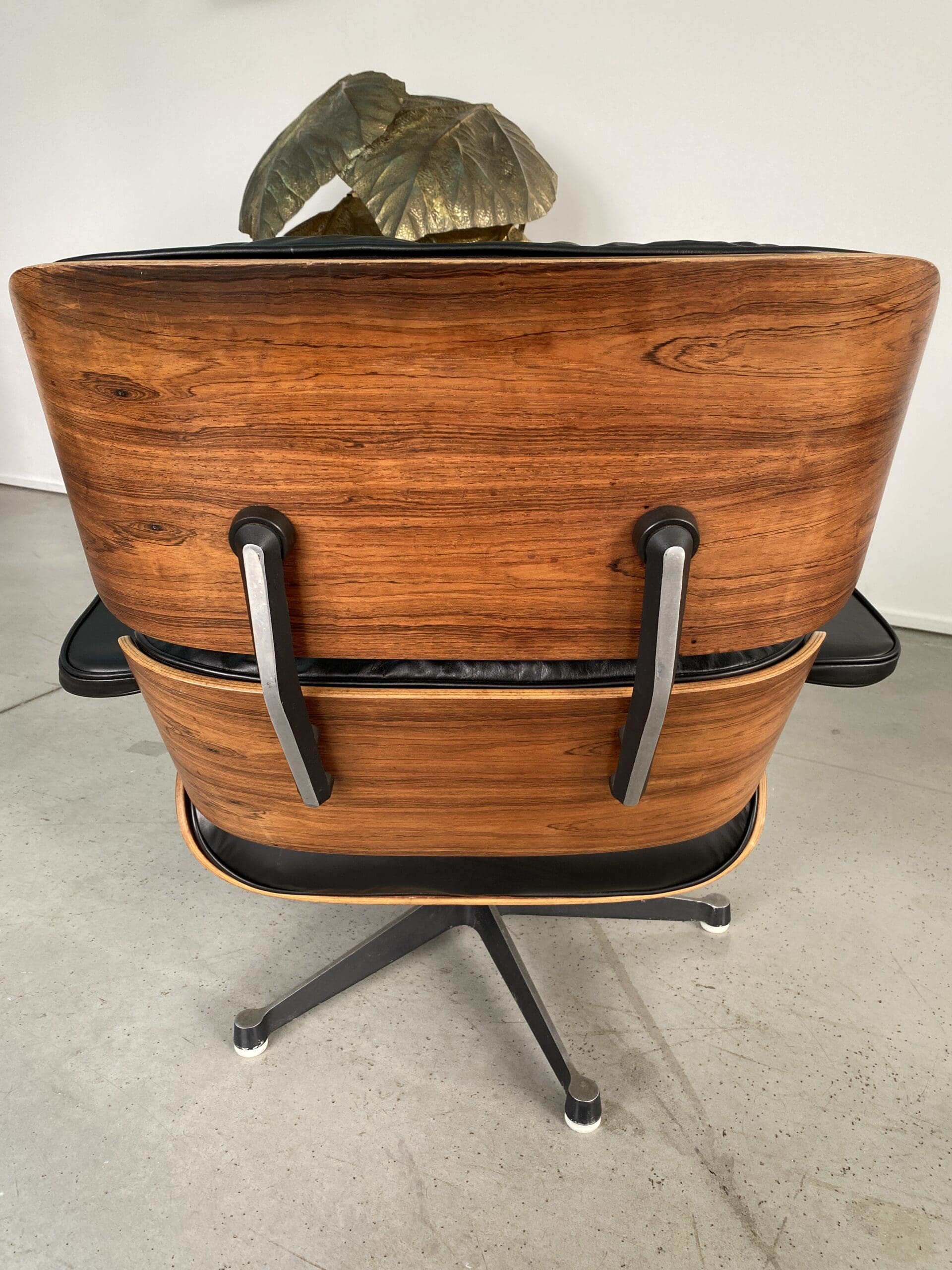 Charles och Ray Eames loungestol och Rio ottoman i palisander, Mobilier International-utgåva