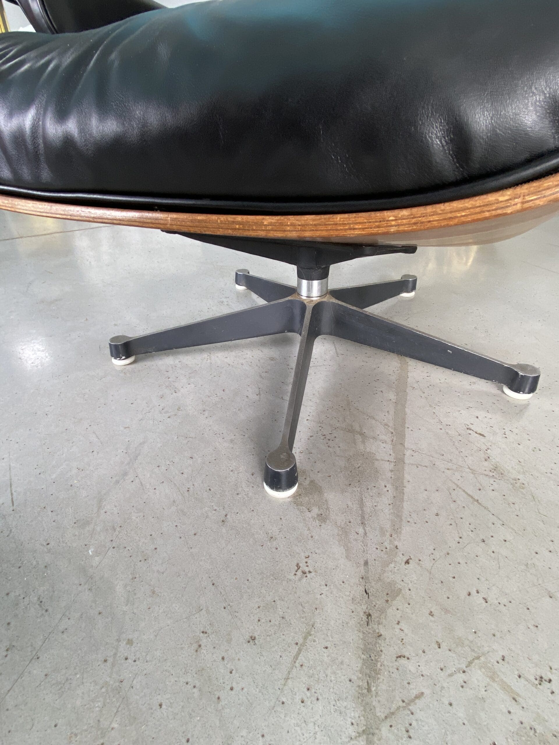 Charles och Ray Eames loungestol och Rio ottoman i palisander, Mobilier International-utgåva