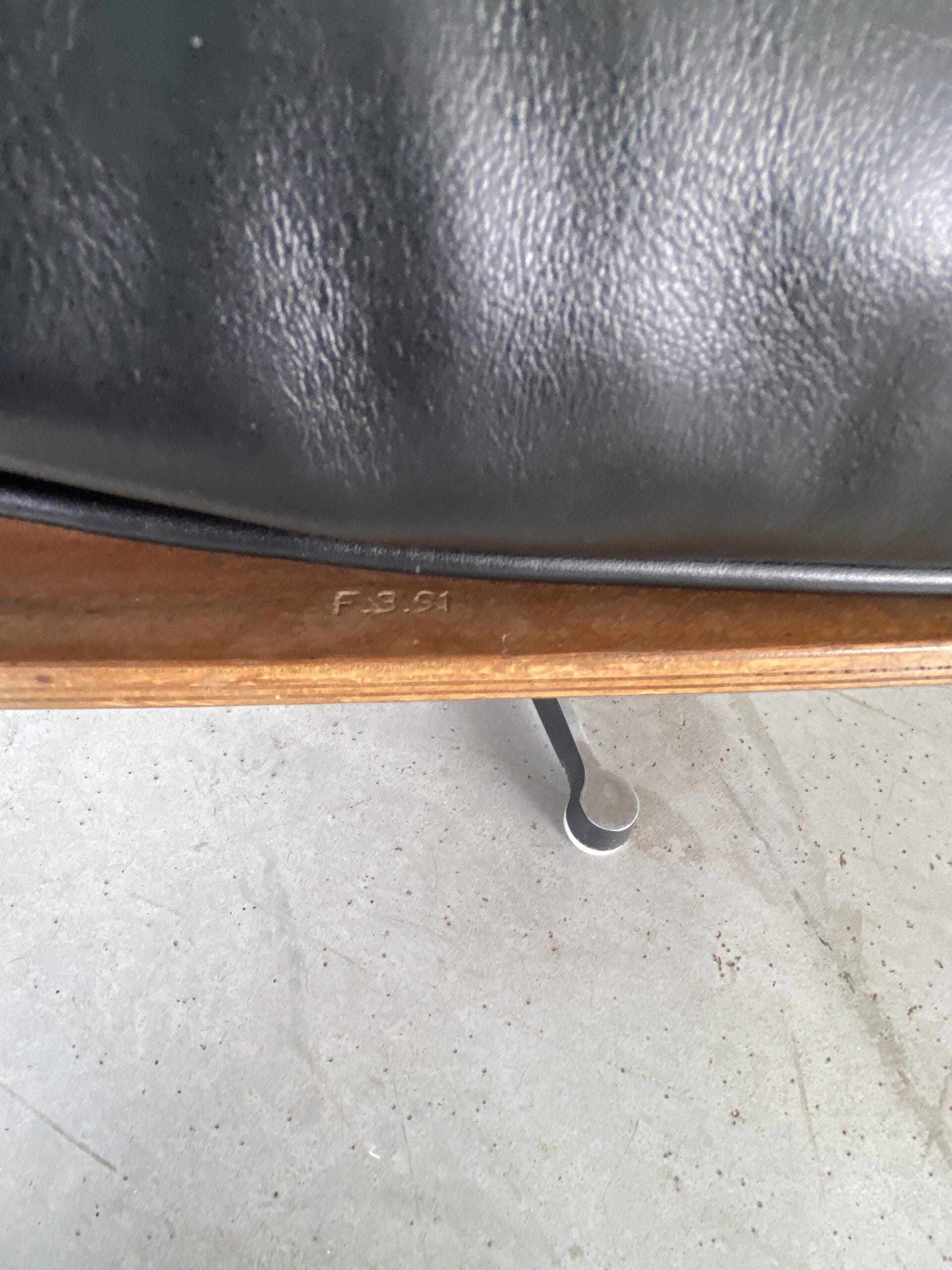 Charles och Ray Eames loungestol och Rio ottoman i palisander, Mobilier International-utgåva