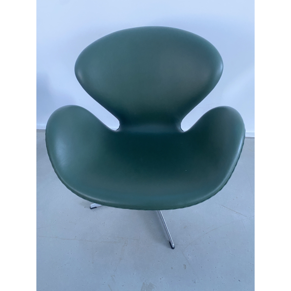 Arne Jacobsen, fauteuil Swan 3320 en cuir Grace vert Arne Jacobsen, fauteuil Swan 3320 en cuir Grace vert