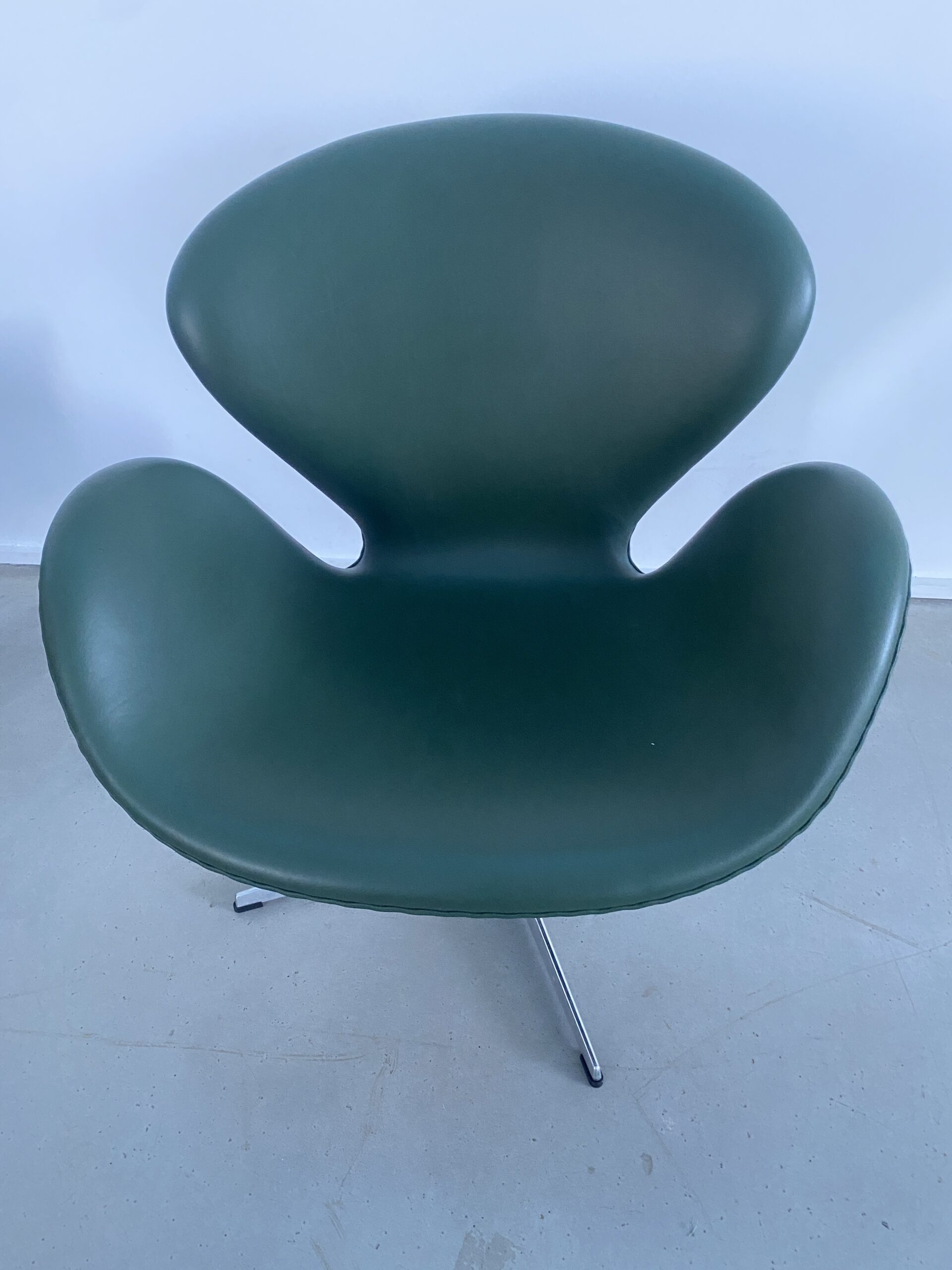 Arne Jacobsen, fauteuil Swan 3320 en cuir Grace vert
